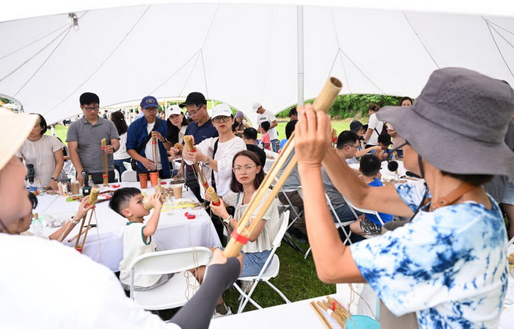 除了精彩舞台活動,VOLVO 獨家設計一系列富含循環永續意義的手作體驗課程,邀請台南〈一朵花文化創意工作室〉舉辦循環永續講座。