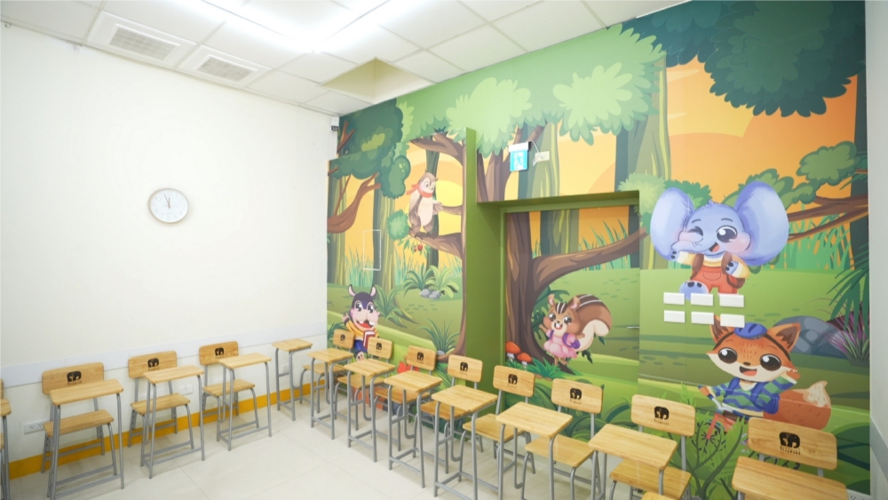 【馬蹄型及繪本式教室設計,讓孩子能專注學習及大膽互動。(圖/愛象英語提供)】