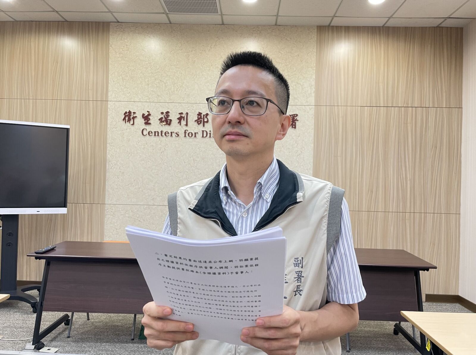 婦打疫苗猝死告御狀 羅一鈞秀「總統書函」打臉!我們站得住腳 200 婦打疫苗猝死告御狀 羅一鈞秀「總統書函」打臉!我們站得住腳 199