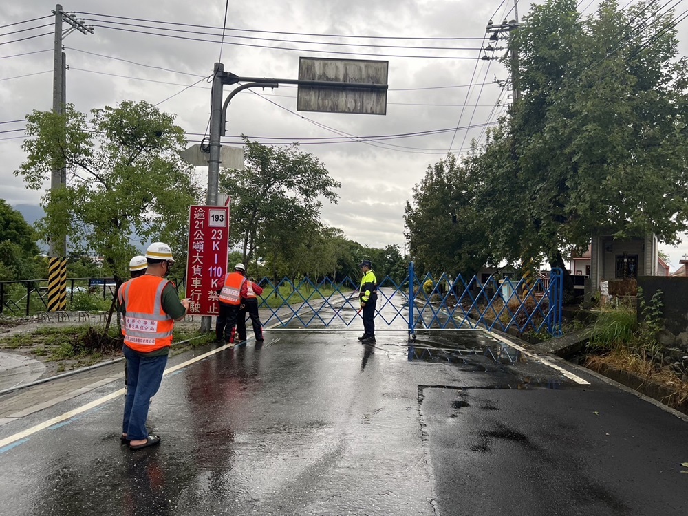 台9線匯德隧道土石流人車受困 花蓮多線道路封閉 164 cnews204240930a12
