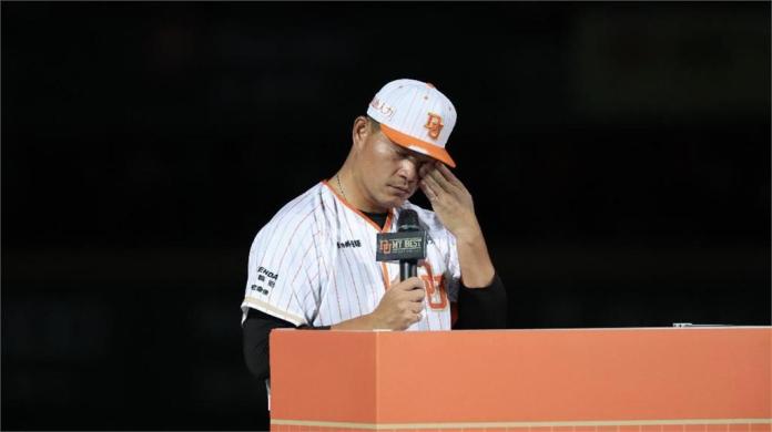 中職(影)/萬人見證引退!「嘟嘟」潘威倫台語致詞告別球迷哽咽落淚