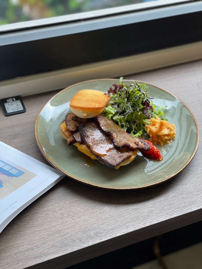 在台南市南區，BUGSU Café 以其獨特的寵物友善理念與多元化餐點迅速成為當地的一大亮點。 (圖/ BUGSU Café提供)