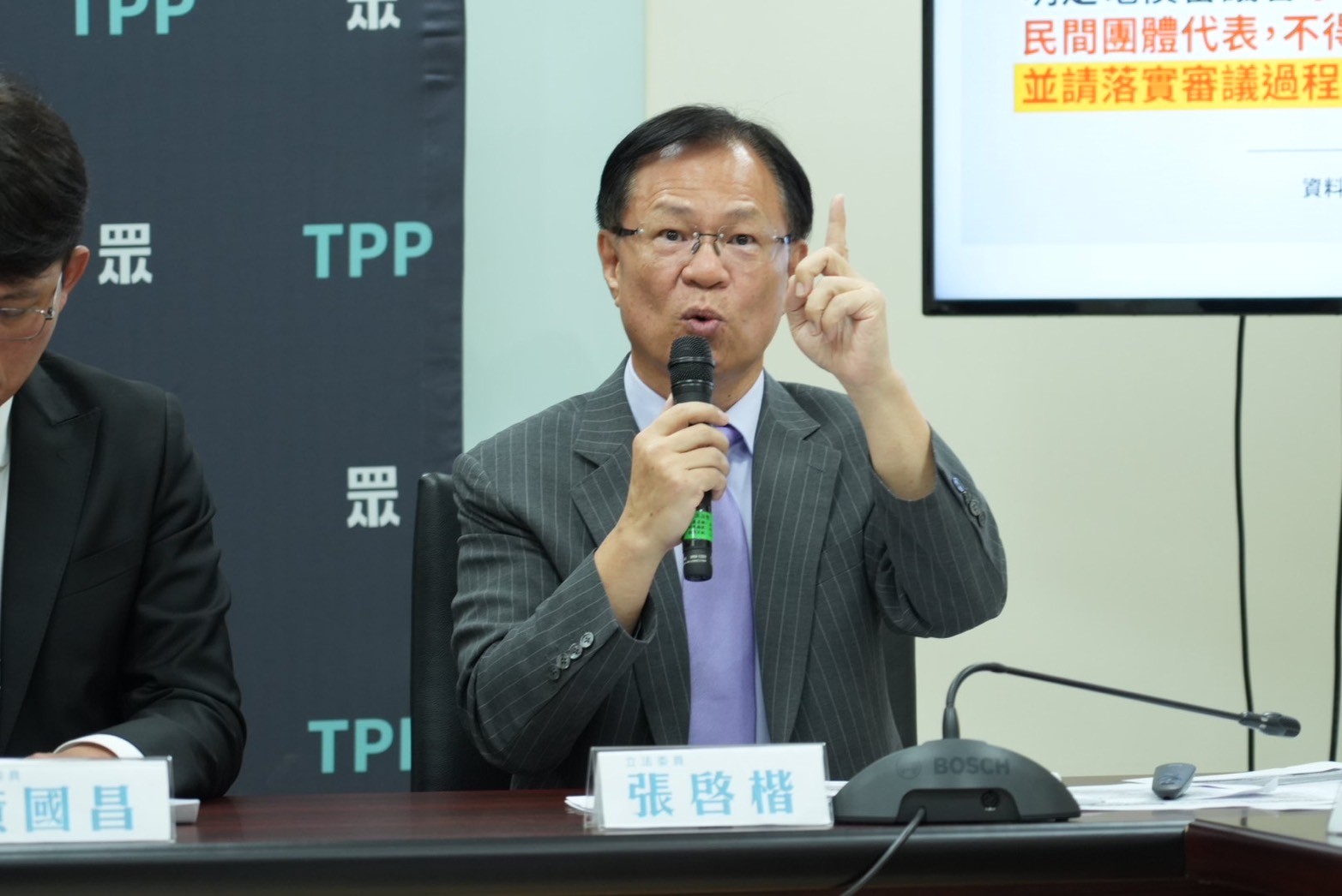 張啓楷痛批,過去蔡政府八年再生能源才增加5.1%,現在賴政府說2年內要增加10%,根本是上面亂來。(圖/民眾黨立院黨團)