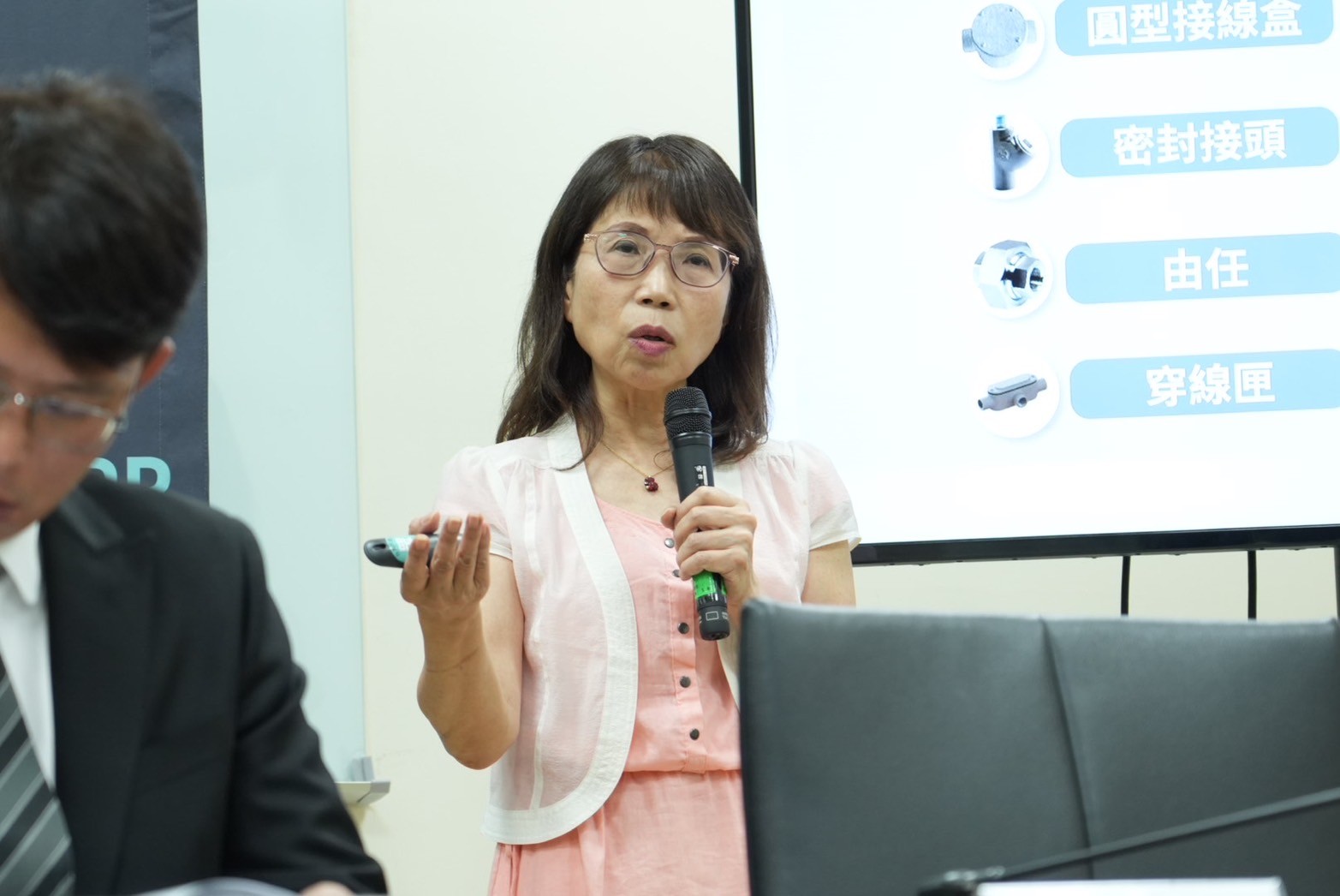 陳昭姿指出,大林電廠80億改建,職安署抽查結果,卻被發現有半數以上零件都不合格,不僅不防爆、還可能助燃。(圖/民眾黨立院黨團)