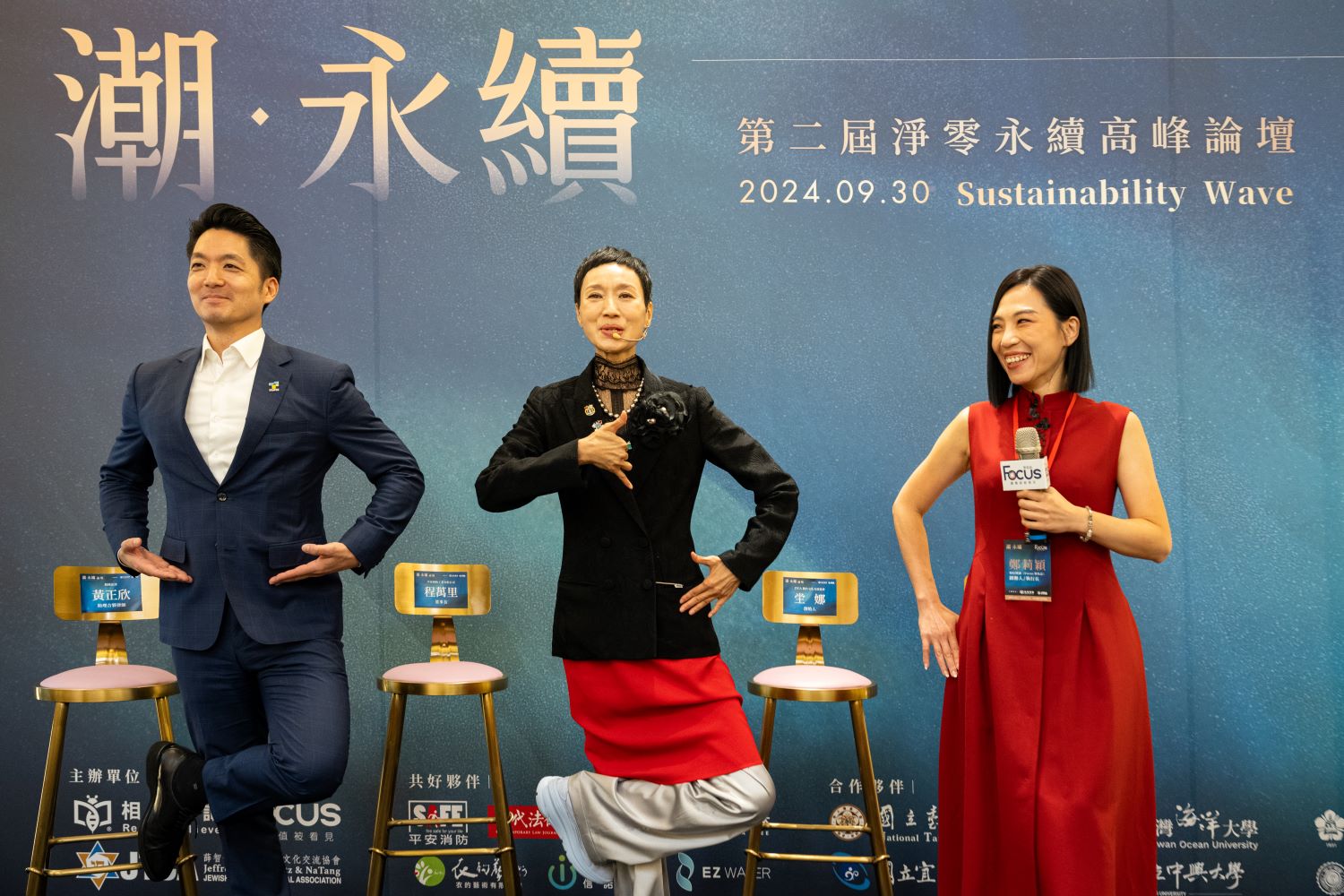 相信閱讀大使坣娜帶領市長體驗瑜伽伸展,感受身體覺察呼應身心和諧的永續理念。(圖/主辦單位提供)