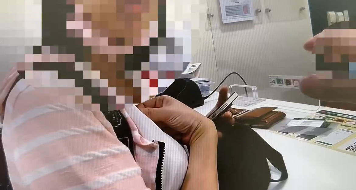 婦人疑遭詐騙,大安警方耐心勸說。(記者徐煜勝翻攝)