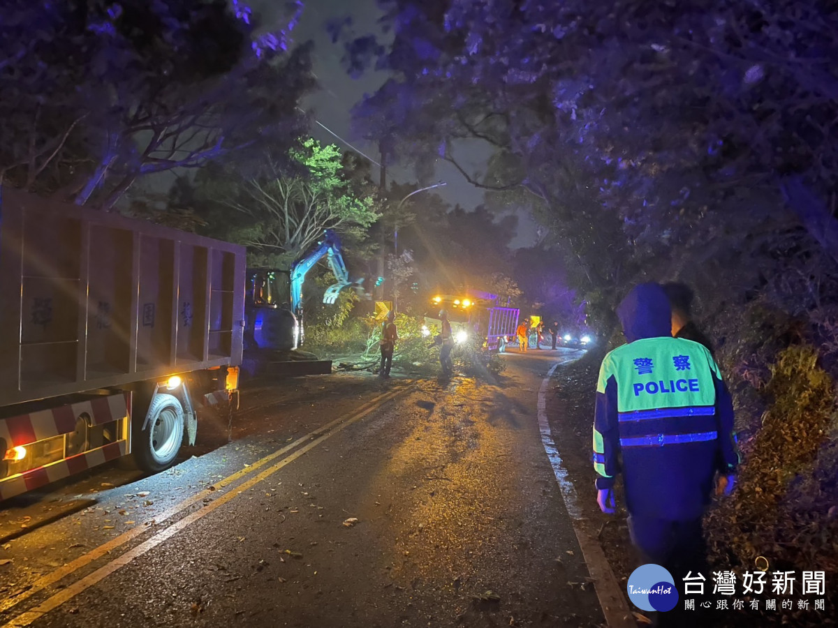 颱風逼近路樹倒塌,警方迅速處理恢復通行。