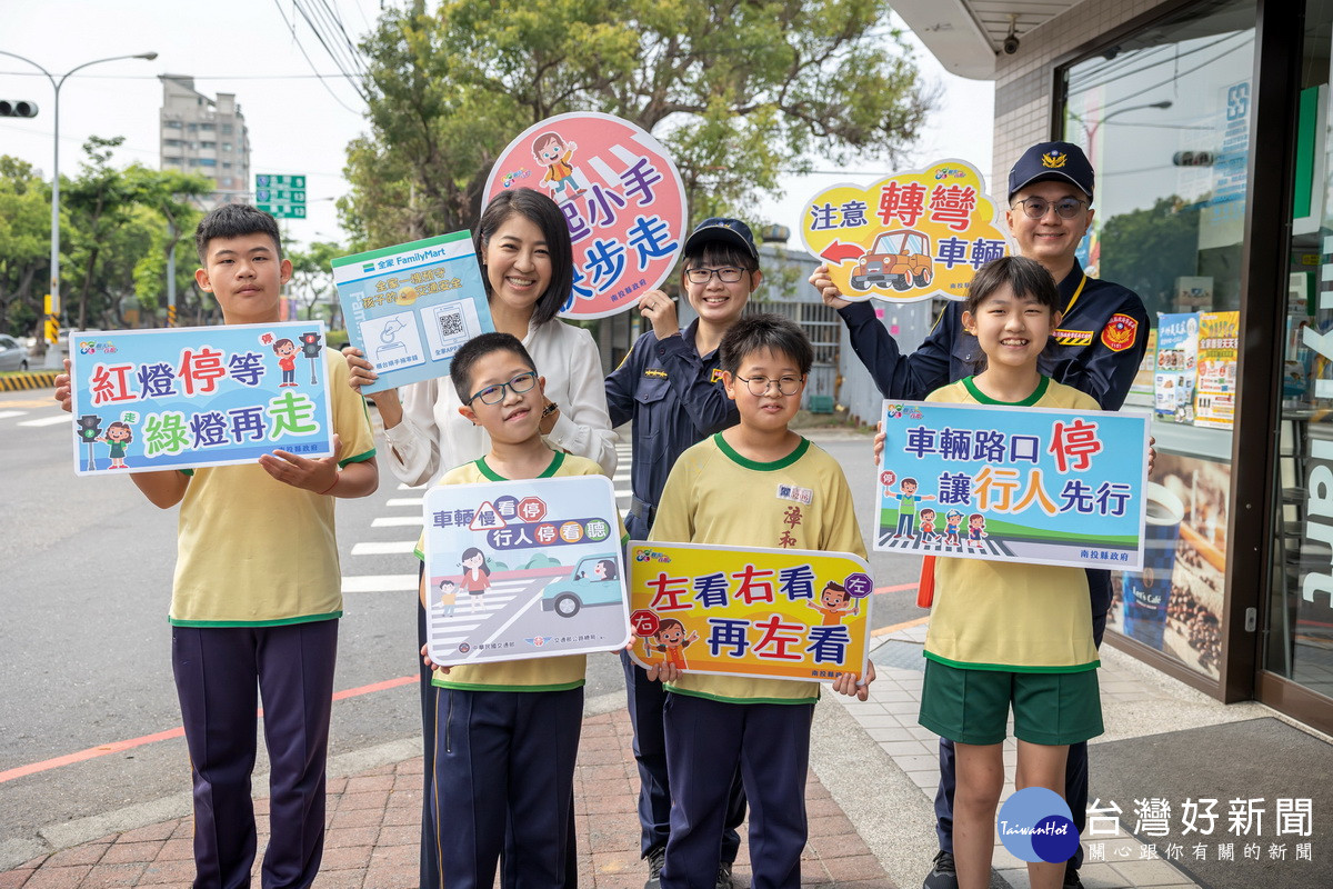 許縣長親自上陣擔任交通安全宣導大使。（南投縣府提供）
