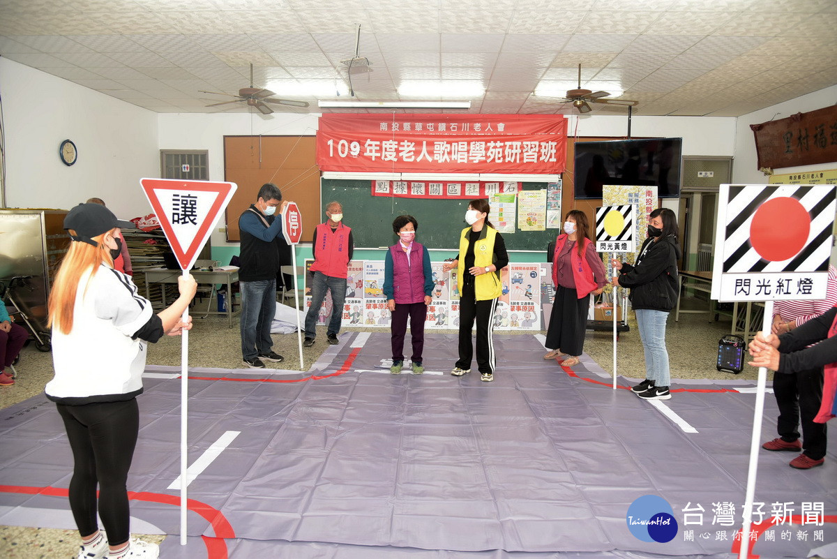 路老師與老人家互動強化交通安全。(南投縣府提供)