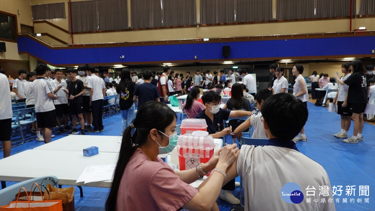 學生踴躍接種流感疫苗及新冠肺炎疫苗