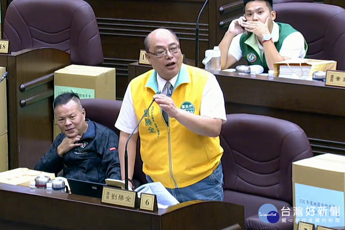 針對蘆竹地區建設問題,桃園市議員劉勝全於議事堂上進行質詢。