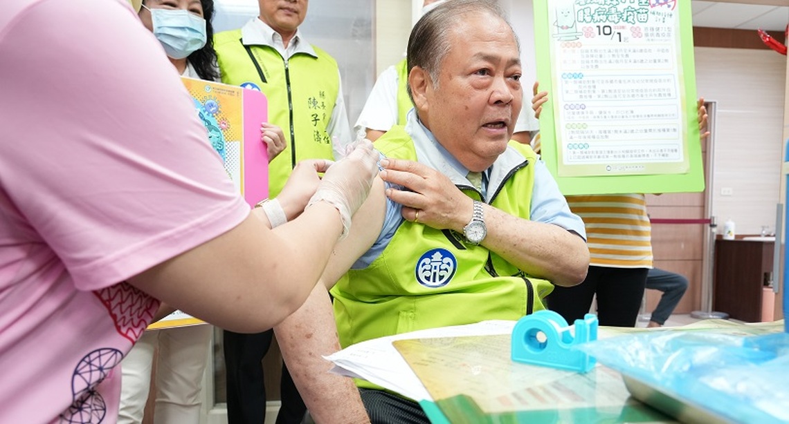 「左流右新 健康安心」 陳光復帶頭接種流感及新冠疫苗