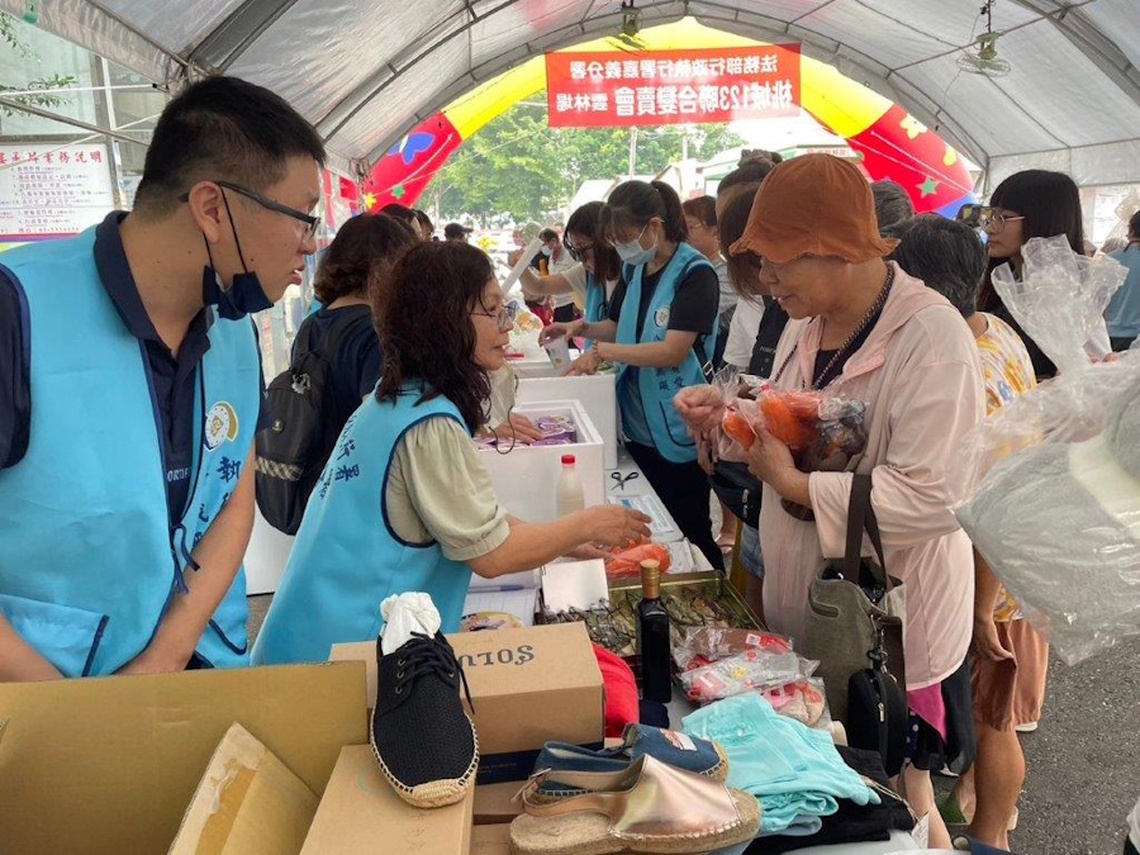 嘉義分署雲林場變賣會人潮不斷 颱風進逼民眾搶買蔬果一掃而空