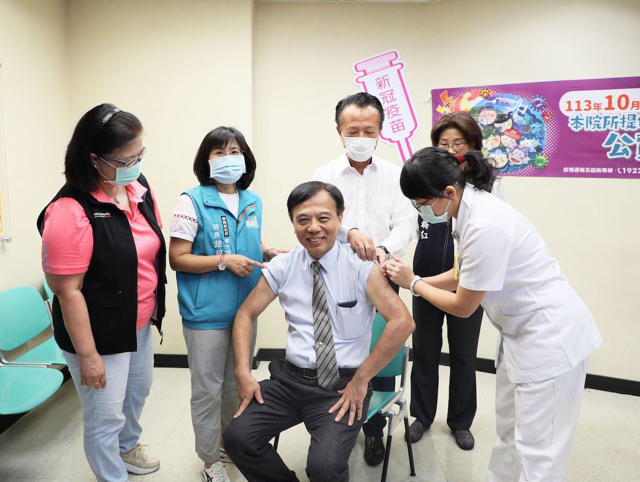 ▲嘉義縣與長庚醫院聯手推「左流右新」雙重保護!楊仁宗院長現場示範開打。(圖/嘉義縣政府提供)