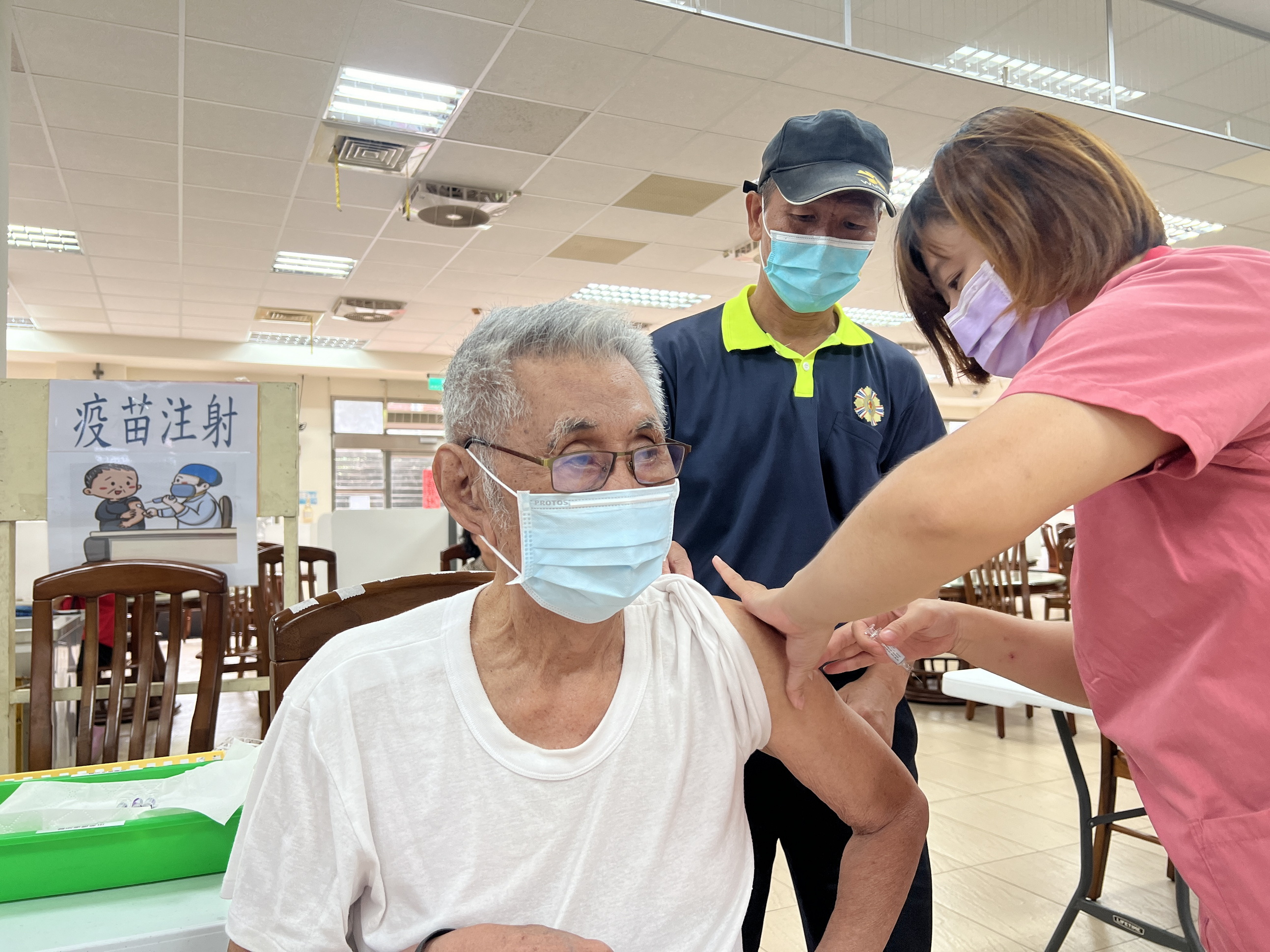 ▲彰化榮家、中彰榮家分別辦理流感與COVID-19(新冠肺炎)疫苗接種，為長輩「注」入健康。（記者張溎壕攝）