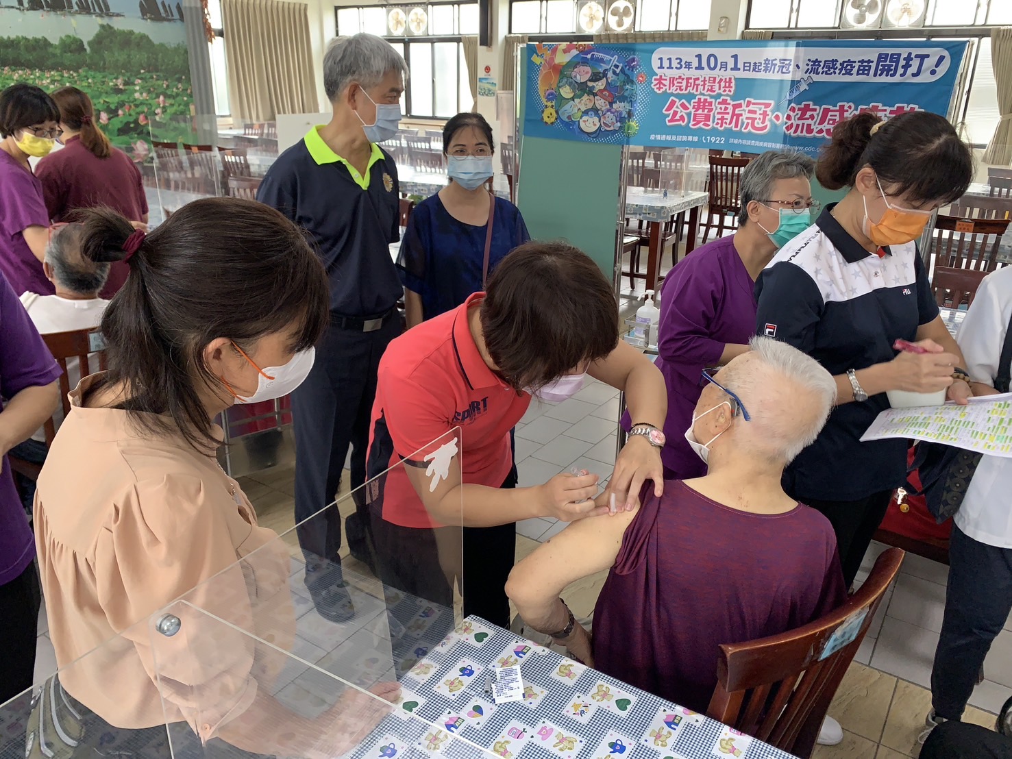 ▲彰化榮家、中彰榮家分別辦理流感與COVID-19(新冠肺炎)疫苗接種，為長輩「注」入健康。（記者張溎壕攝）