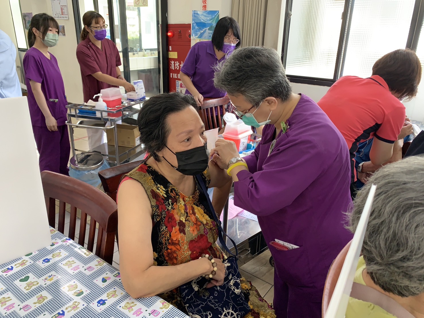 ▲彰化榮家、中彰榮家分別辦理流感與COVID-19(新冠肺炎)疫苗接種，為長輩「注」入健康。（記者張溎壕攝）