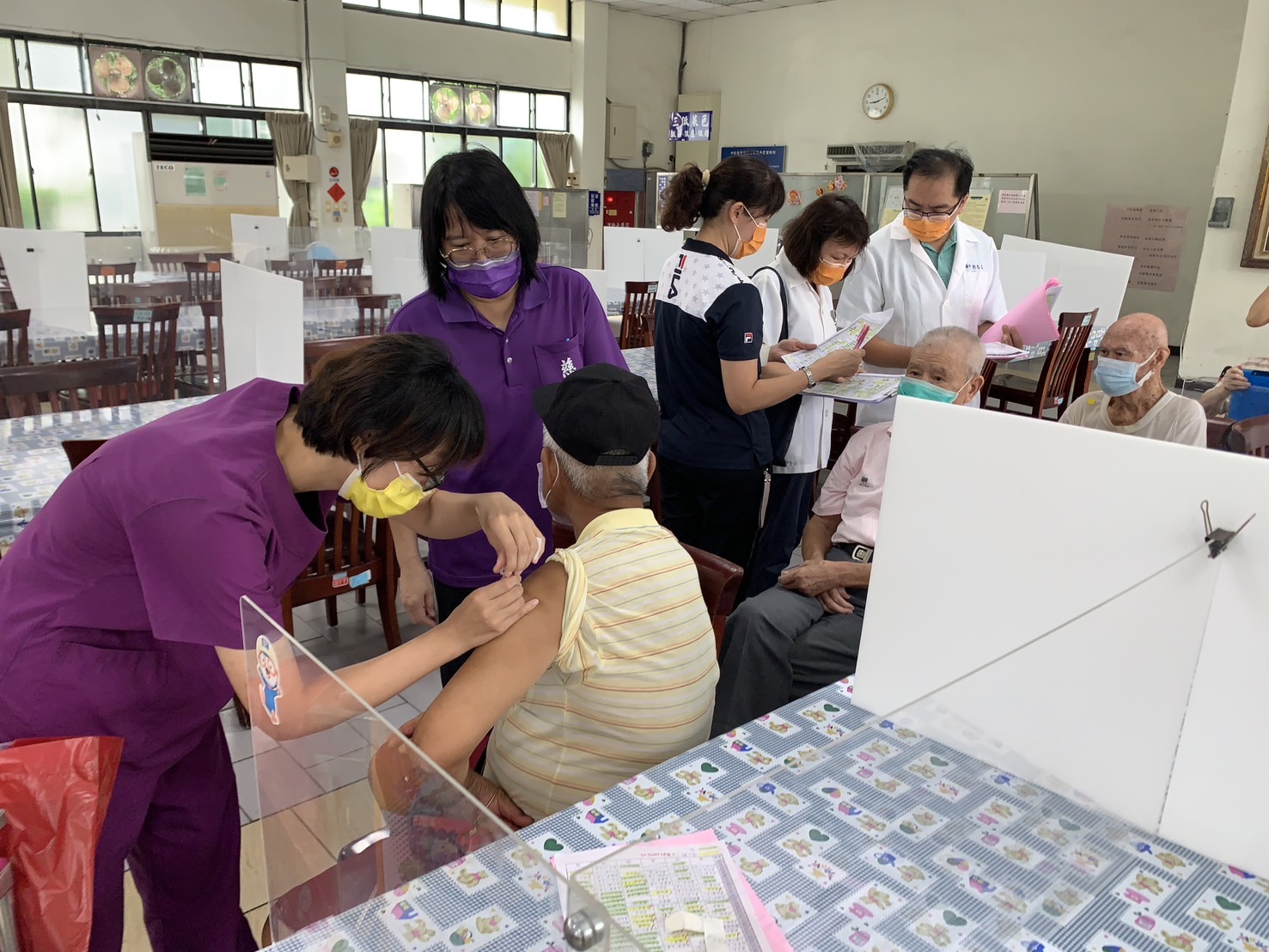 ▲彰化榮家、中彰榮家分別辦理流感與COVID-19(新冠肺炎)疫苗接種，為長輩「注」入健康。（記者張溎壕攝）