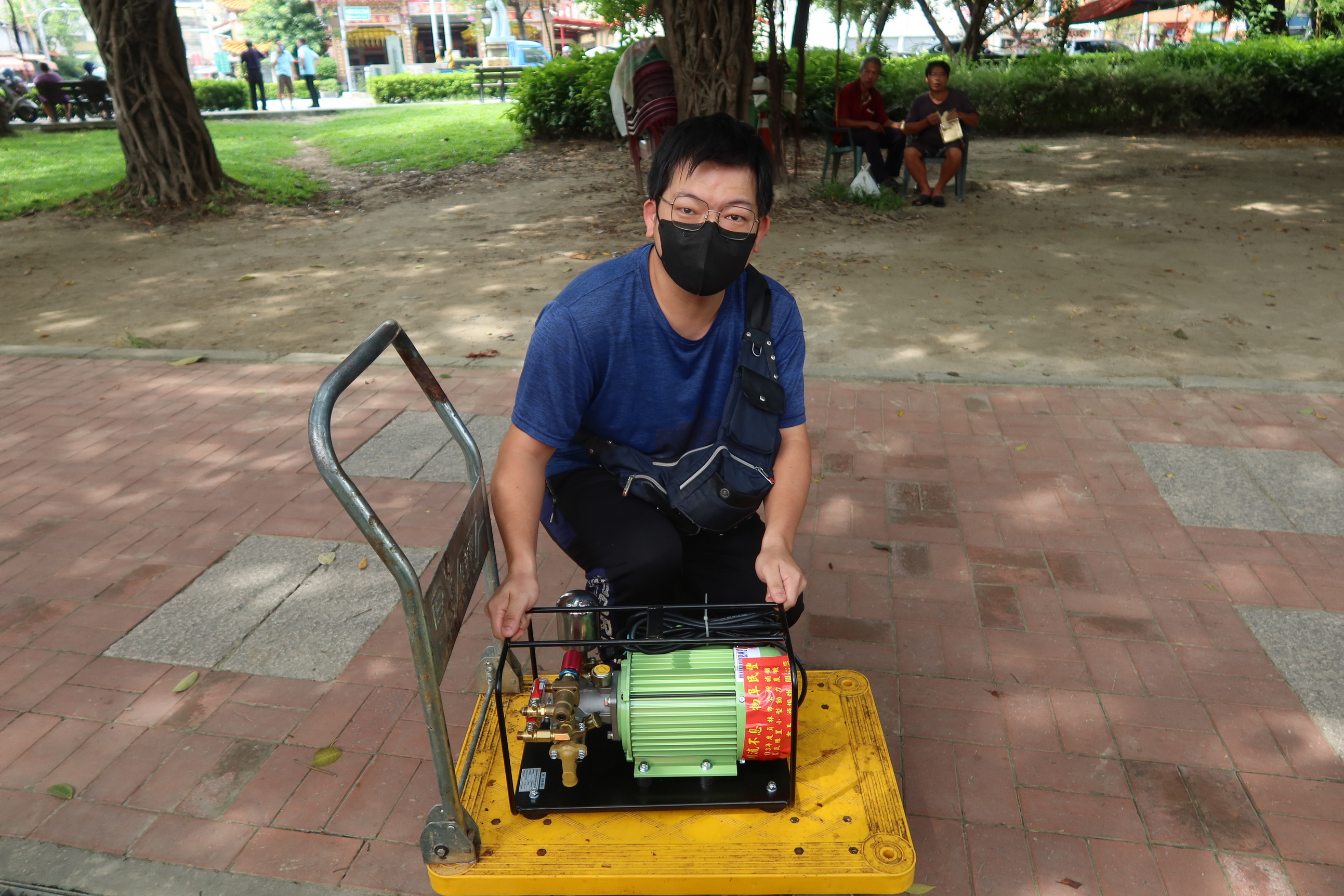 ▲員林市公所舉辦農機補助計畫驗收，接受補助的農民帶動力噴霧機、動力割草機、鏈鋸等小型動力農機「回娘家」，場面熱鬧。（記者張溎壕攝）