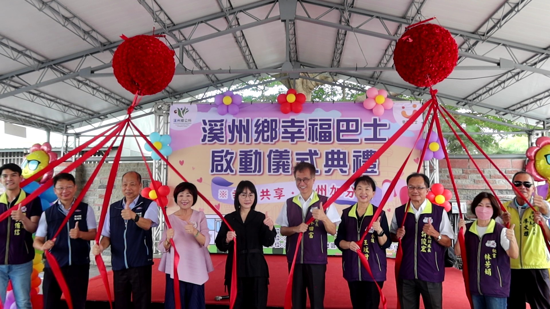 ▲溪州鄉公所「幸福巴士」接送服務啟動儀式在公所前廣場舉辦，由南州國小太鼓隊演出為活動揭開序幕。（記者張溎壕攝）