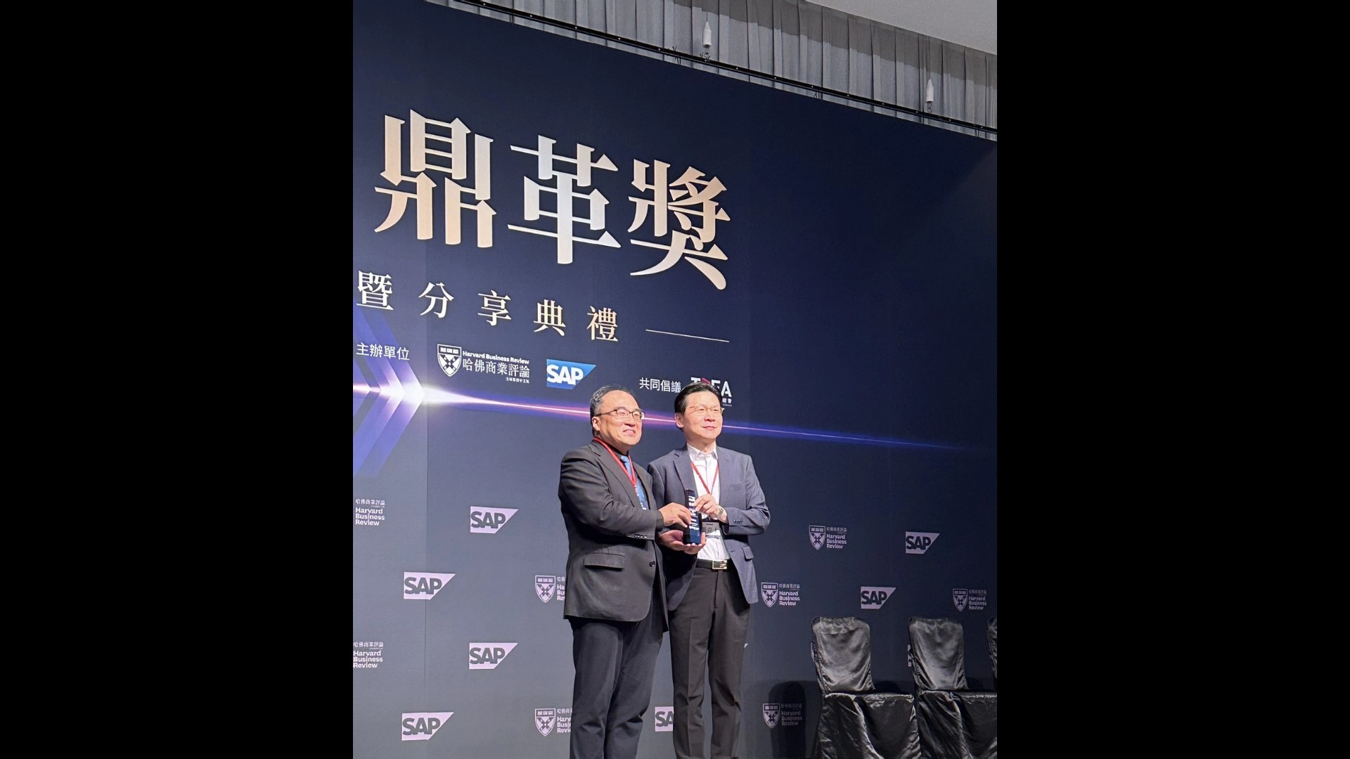 員榮醫療體系員榮醫院榮獲第四屆鼎革獎「年度最佳醫療機構新銳獎」，數位發展部數位產業署署長呂正華頒獎給員榮總院長張克士。（員榮醫療提供）