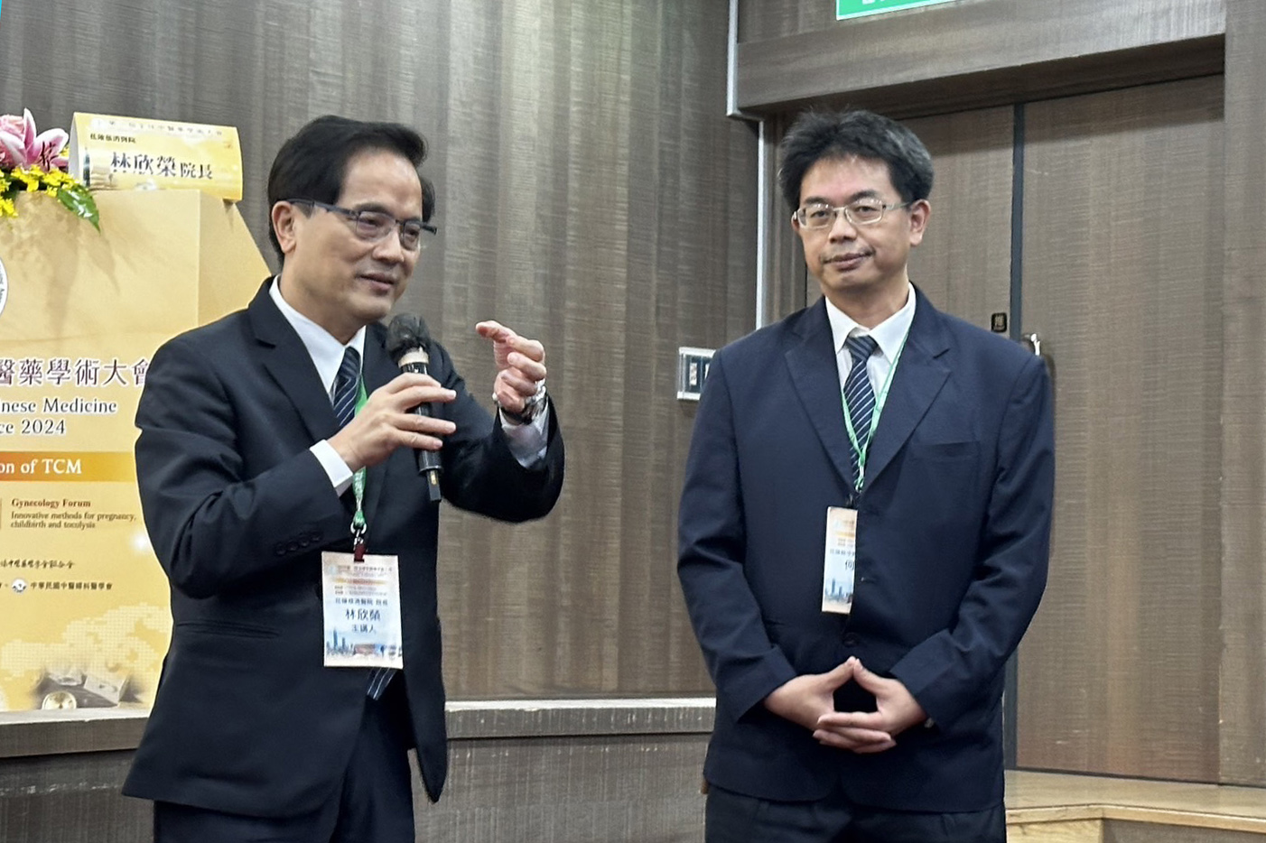 花蓮慈濟醫院院長林欣榮(左)、副院長何宗融9月29日在第一屆全球中醫藥學術大會,分享中西醫精準醫療團隊首創以病人的DNA、RNA去找中草藥與治療成果。