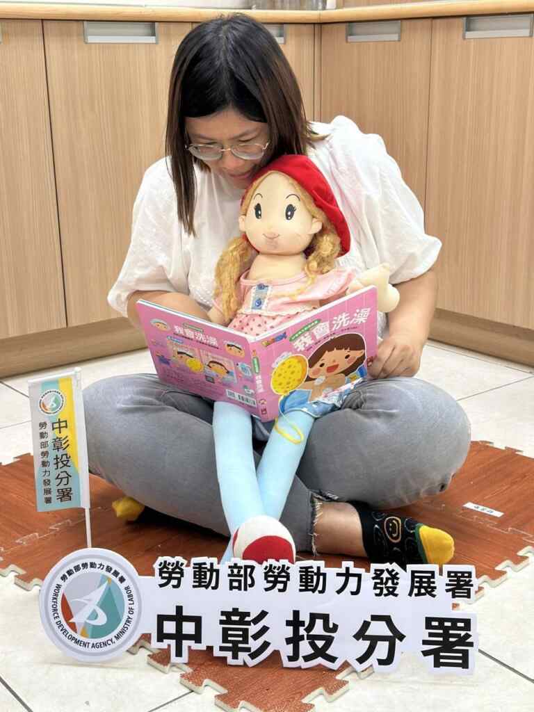 ▲托育課程學習嬰幼兒照護技術(遊戲學習區)。(示意圖/中彰投分署提供)