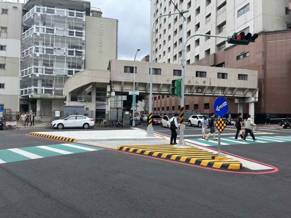 ▲透過人行道拓寬、增設行人庇護島、擴大行人等候區域及調整車道配置等,全面提升行人安全。(記者廖妙茜翻攝)