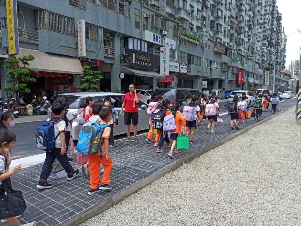 ▲市府高度重視市民的「行」的權利，積極推動人本交通環境的建設，並優先改善校園周。（記者廖妙茜翻攝）
