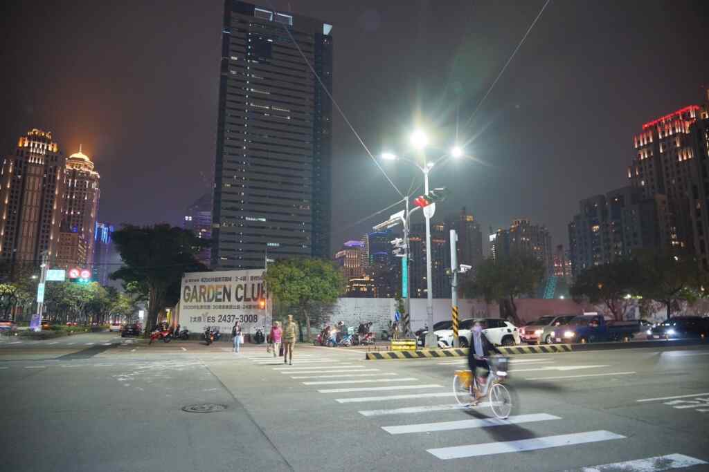 ▲市府建設團隊除了提升人行道的寬度與平整度外，也積極改善全市路燈照明。（記者廖妙茜翻攝）