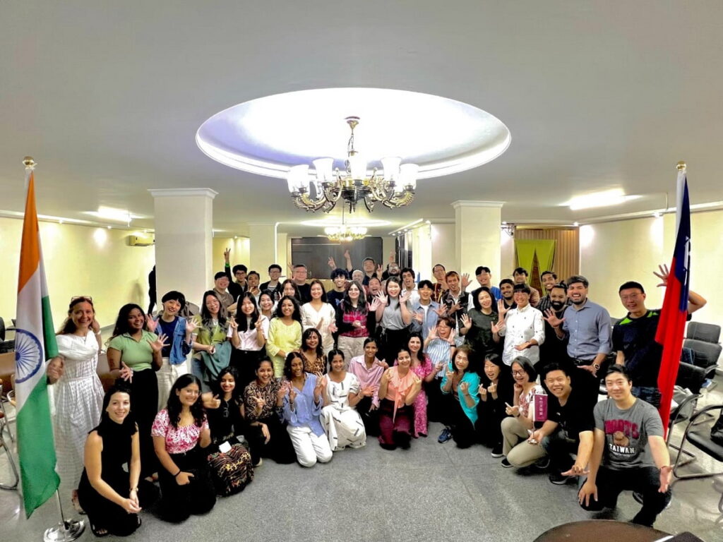 台北愛樂室內合唱團Taipei Philharmonic Chamber Choir與The Neemrana Music Foundation合唱團共同排練客家歌曲《油桐花》及多首歌劇選曲及印度流行歌曲