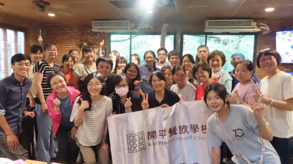 開平餐飲主廚盃辦理食農教育系列活動,今年首場「食在地食農學堂」教師餐飲知能研習在阿三哥農莊舉行,參與的國中老師們與開負責人張哲岳合影。開平餐飲學校/提供
