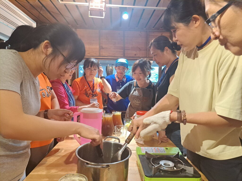 開平主廚盃教師研習帶領國中老師運用當地時令食材製作料理,使老師可帶回餐飲實務知能運用於課堂。開平餐飲學校/提供