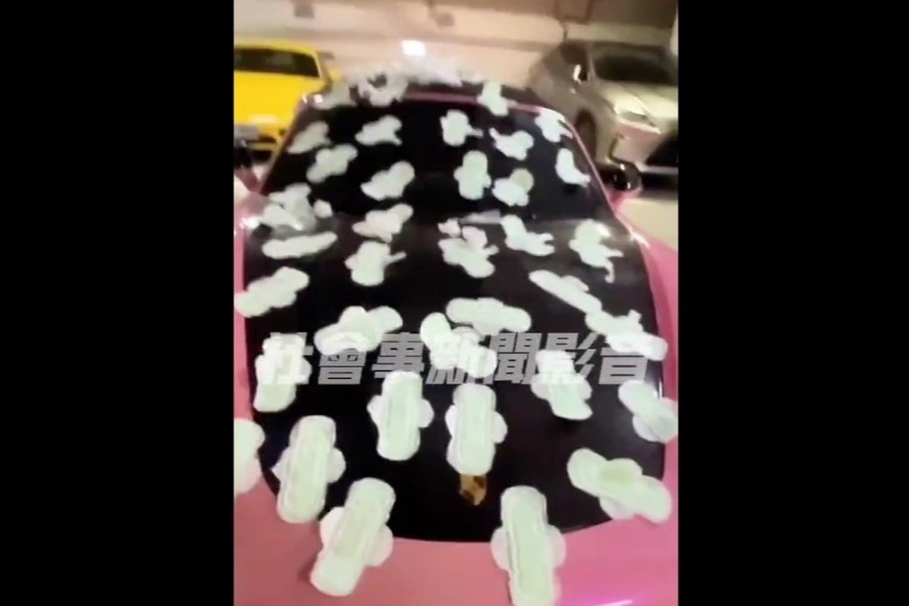 自導自演衛生棉貼滿保時捷跑車賺流量　洗頭店闆娘罰3000 305