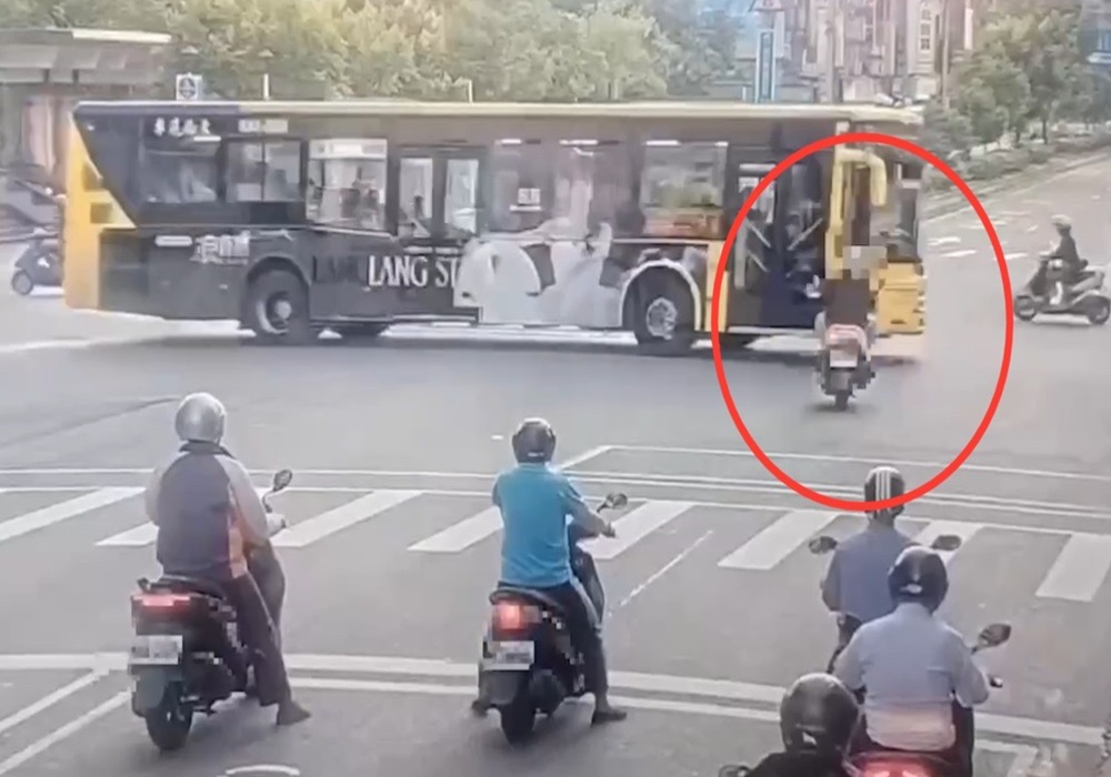 機車疑一時搶快釀憾事 猛烈撞擊公車搶救無效 311 248241001a03