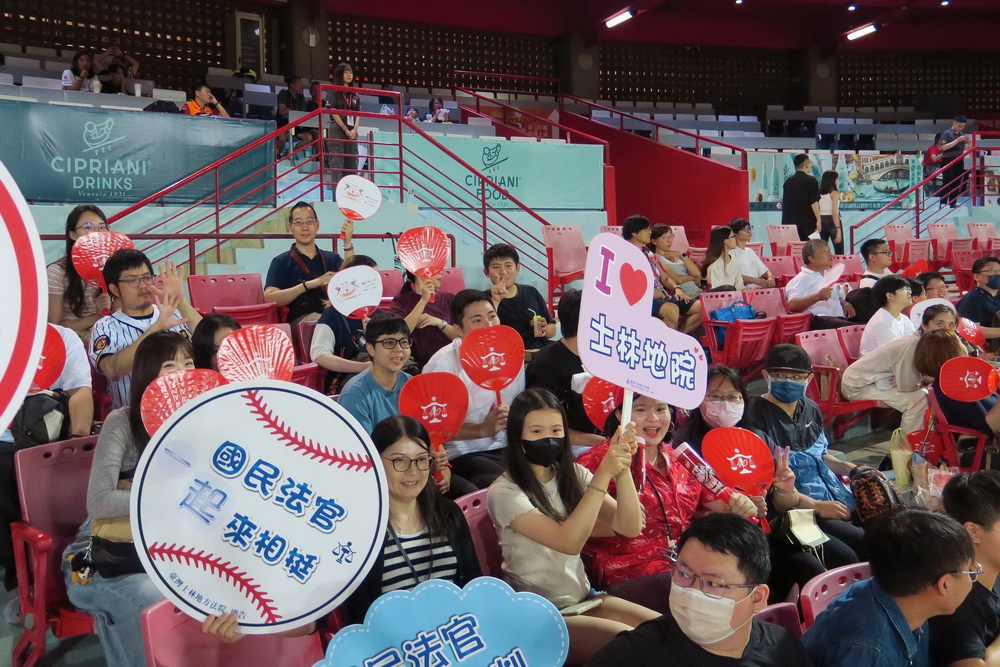 士院棒球家庭日 天母棒球場吶喊龍獅對抗 244 士院棒球家庭日 天母棒球場吶喊龍獅對抗 243
