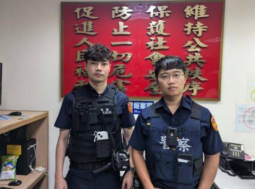 民族路派出所所長陳繪丞(右)、警員林東頡(左)將張姓男子安全帶回派出所休息,並迅速聯繫家屬。(記者 黃荷琇翻攝)