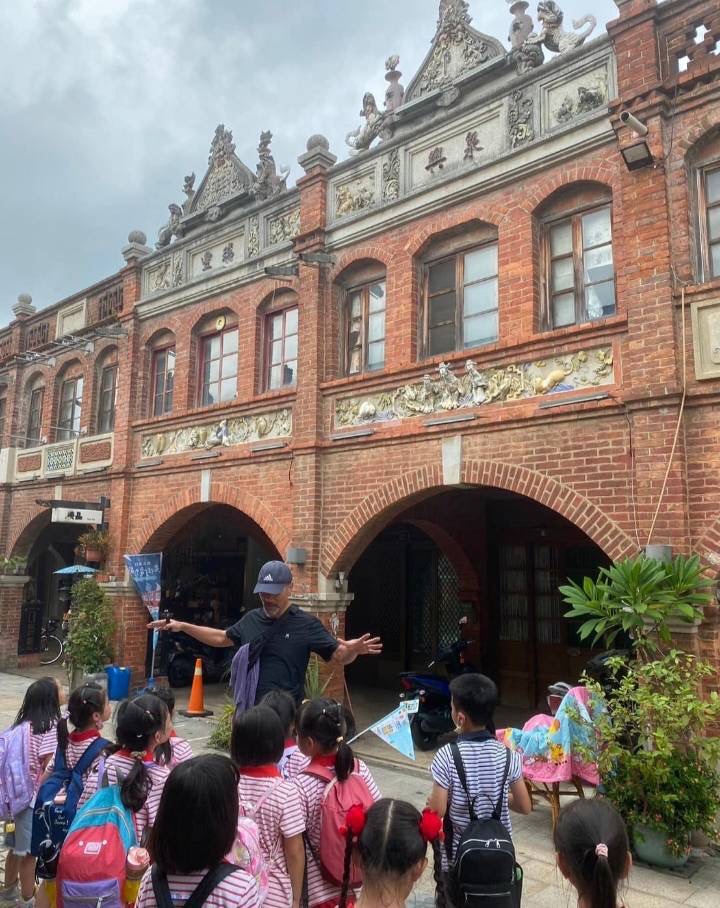 山崎國小師生聚精會神,聆聽導覽湖口老街的古色古香建築。(圖/記者黃溎芬翻攝)