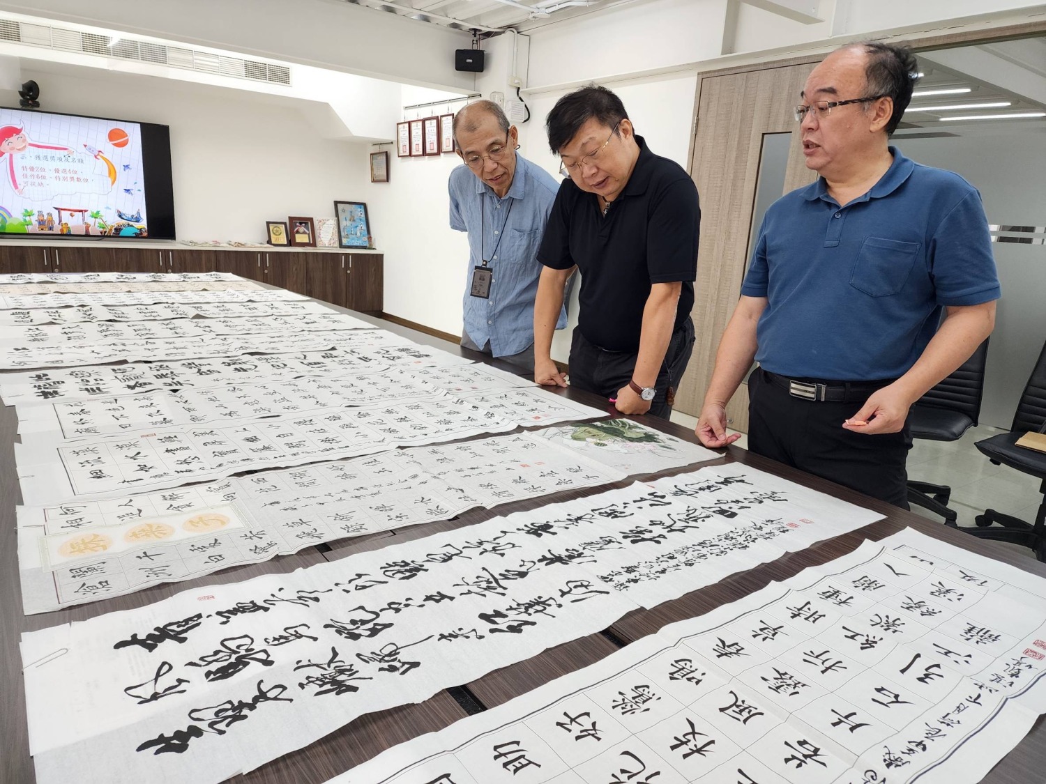 書法類評審作品書體多樣性且技術水平顯著提升。(圖/記者黃溎芬翻攝)