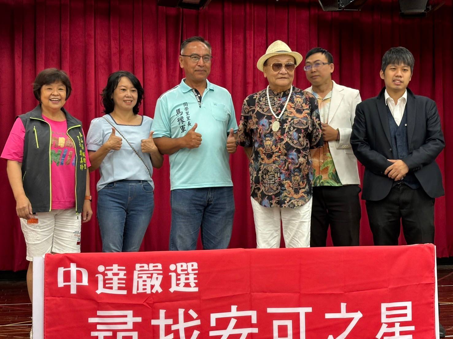 評審安可小王子右一及泰山區里長們攜手舉辦銀髮族公益歌唱活動,提供銀髮族一個優質舞台。(記者包克明 翻攝)