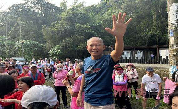 員林高中文教基金會董事長賴本仕發起愛與被愛活動 夫妻牽手爬藤山讓社會更美麗