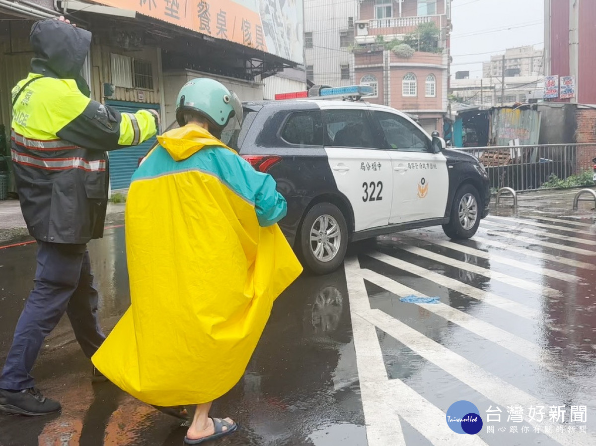 7旬嬤買菜與颱風賽跑,中壢警方協助尋車。