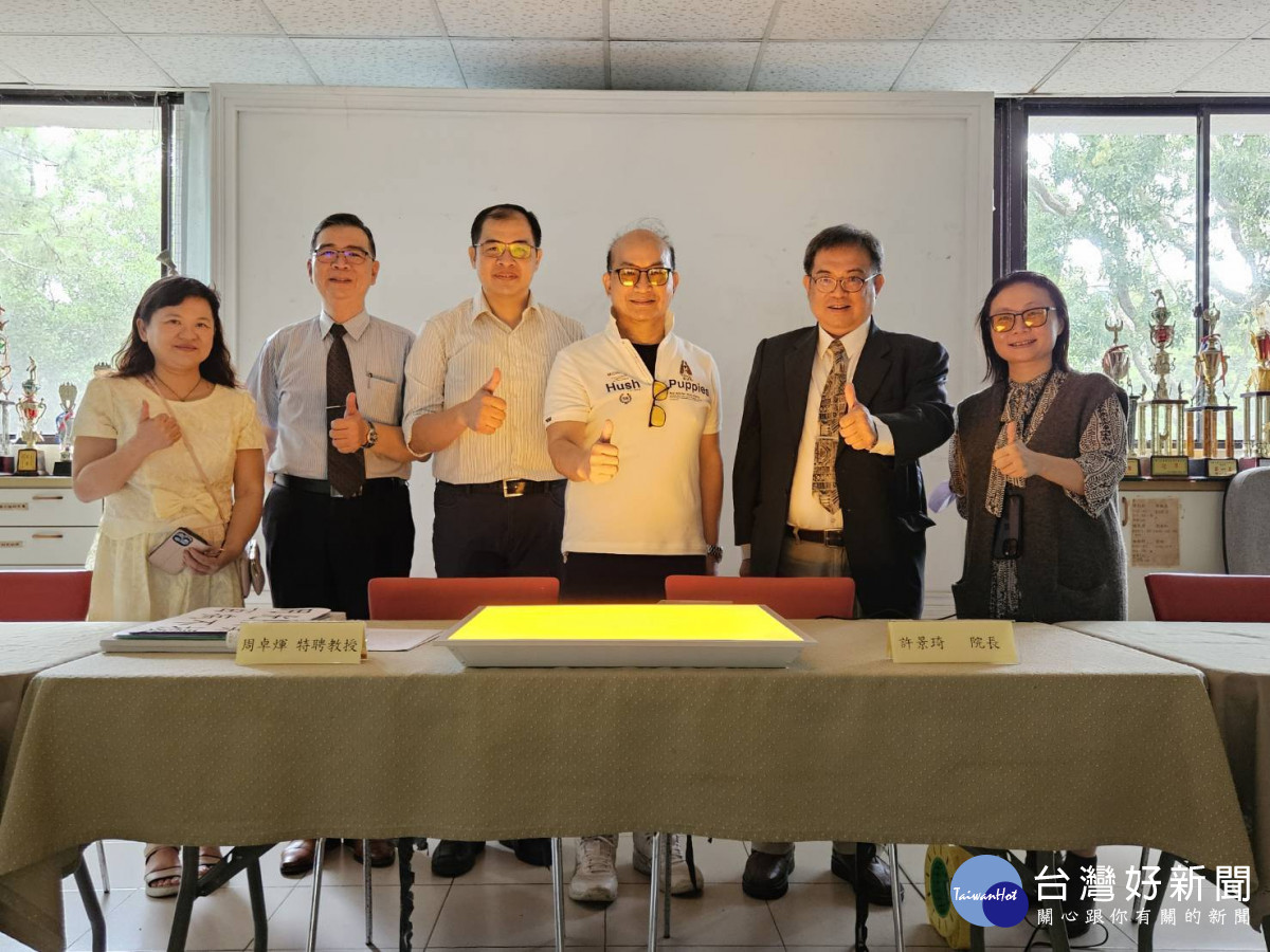 由左到右,依序為藝術中心林甫珊教授、觀光醫療發展協會副秘書長潘熙明醫師, 軒豊公司陳必強協理、材料系周卓煇教授、台中維新醫院許景琦院長、第一作者蔡雅琦博士分享研究成果。