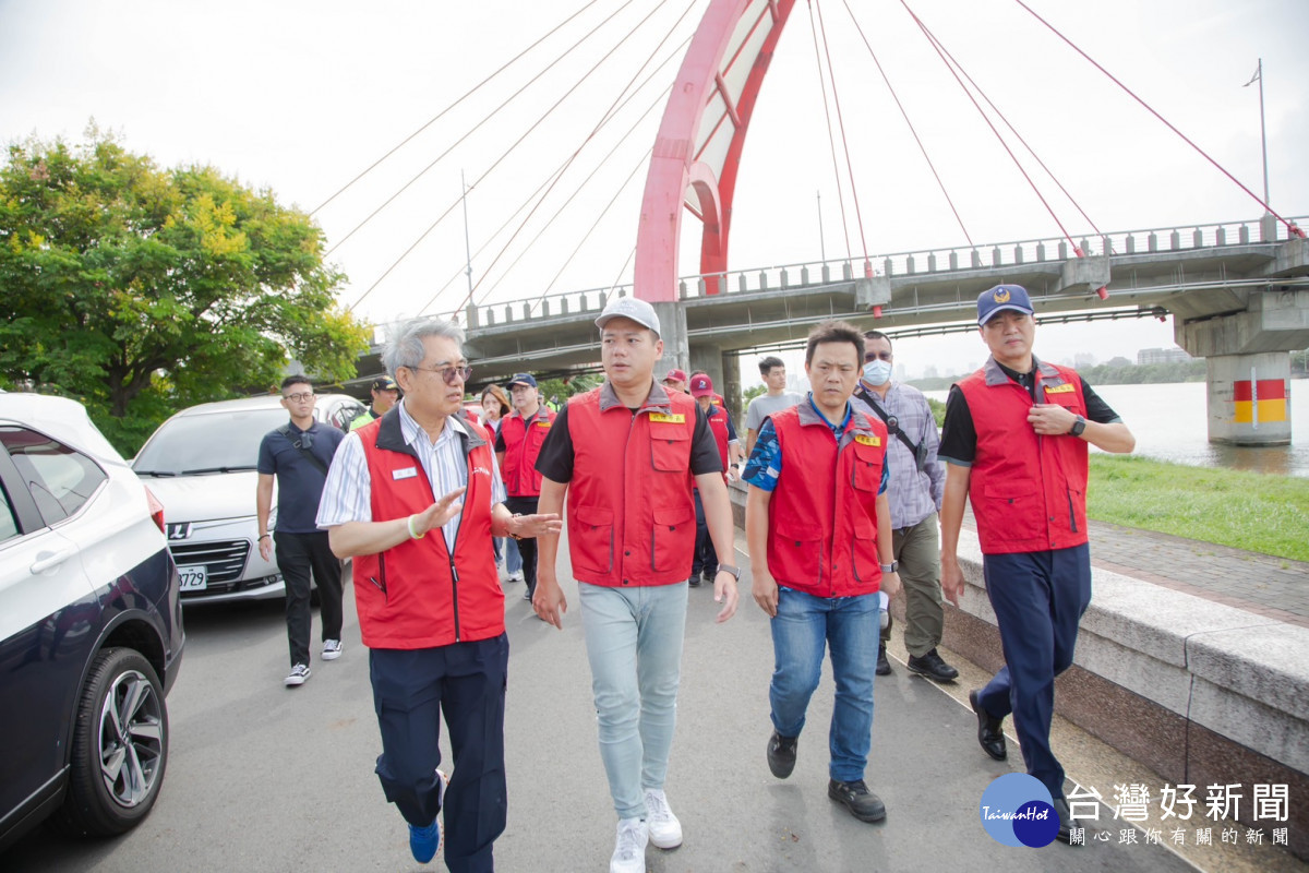 邱臣遠率團隊視察舊港島堤防及滯洪池防颱整備。
