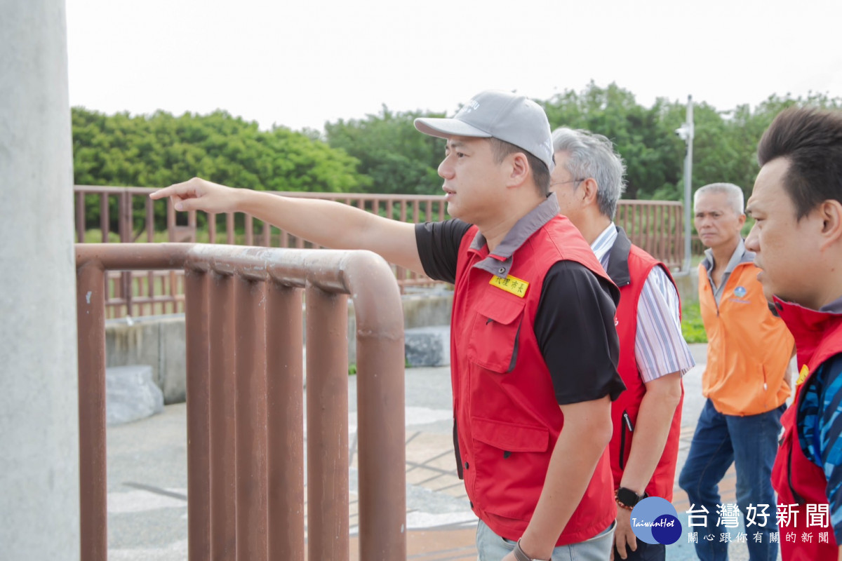 邱臣遠視察舊港島堤防及滯洪池防颱整備,確保防災量能。