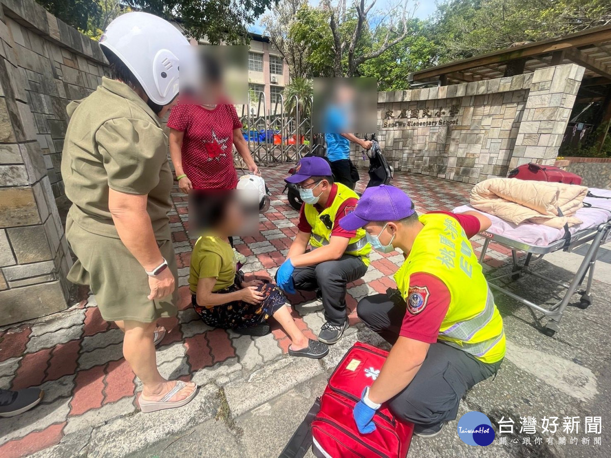 老婦人騎車遭強風吹倒，幸遇員警及民眾救援。<br /><br /> <br /><br /> 