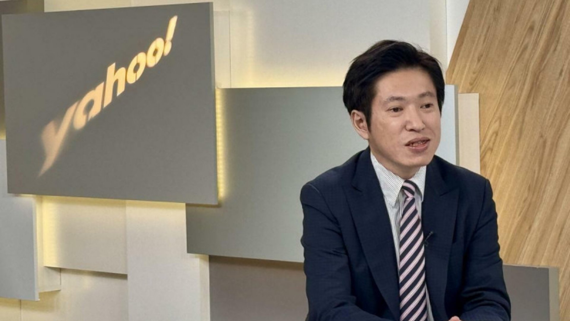 總統府副秘書長張惇涵2日接受Yahoo TV節目《齊有此理》主持人王時齊專訪。Yahoo TV《齊有此理》製作單位提供