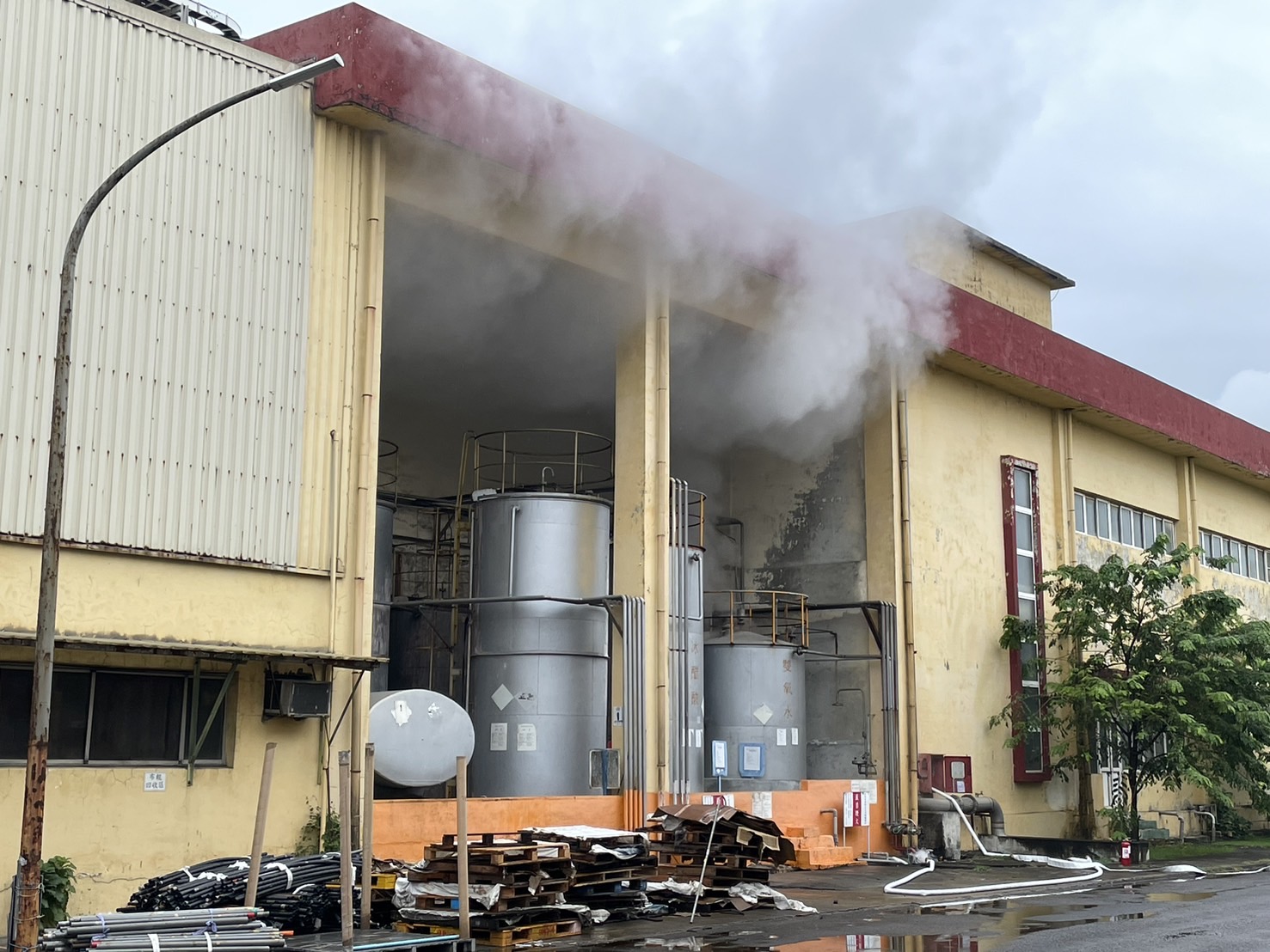 ▲台南市官田區工業路一處染整廠的雙氧水儲槽發生洩漏(圖/民眾提供)