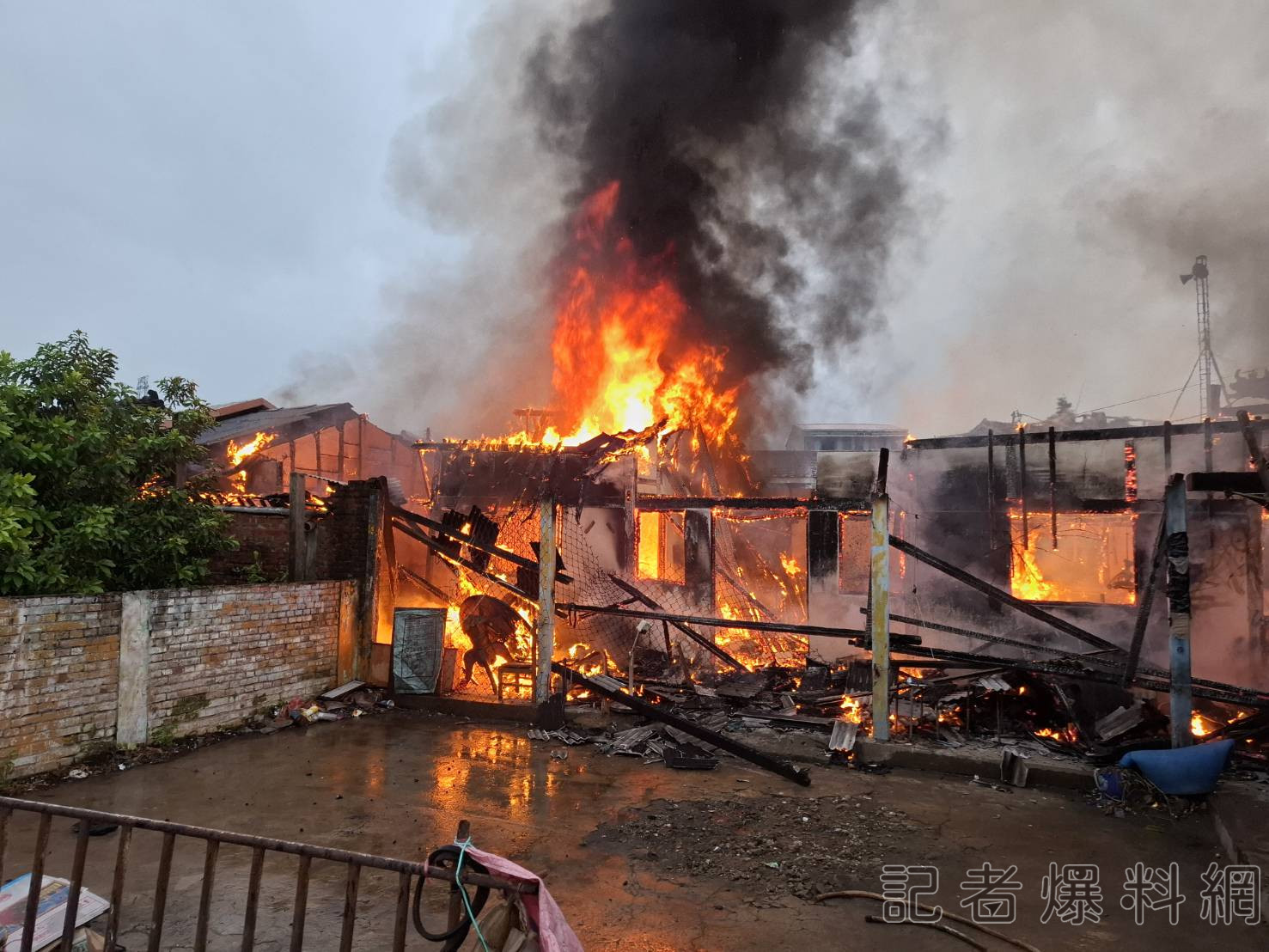 ▲惡火狂燒，台南磚造平房燃燒剩骨架（圖／記者王俊勝 翻攝）