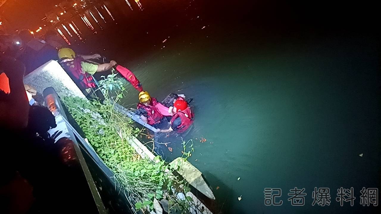 ▲台南市安平區台南運河承天橋附近河段,1日深夜11時許,驚傳有人落水(圖/民眾提供)